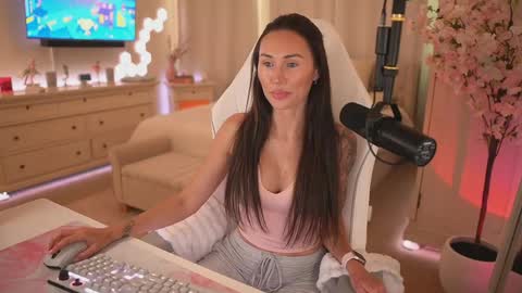 Snapshot of sashawest_official chatting on April 14, 4:02 pm sashawest_official online show from April 14, 4:02 pm