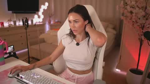 Snapshot of sashawest_official chatting on April 16, 11:51 pm sashawest_official online show from April 16, 11:51 pm