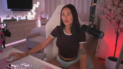 Snapshot of sashawest_official chatting on June 18, 11:20 pm sashawest_official online show from June 18, 11:20 pm
