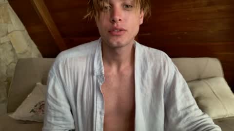 Snapshot of sashenkka chatting on May 14, 12:39 am Sasha -- online show from May 14, 12:39 am