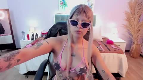 saskia_vellour online show from February 1, 6:17 pm