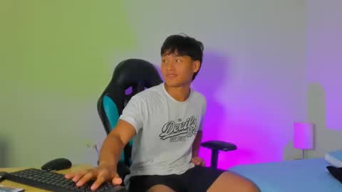 Snapshot of sasuke_uchiha12 chatting on February 12, 11:41 pm Evans Williams online show from February 12, 11:41 pm