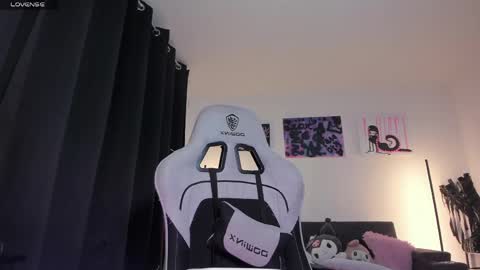    im expecting 300 thumbs up on my altar online show from April 3, 11:36 pm