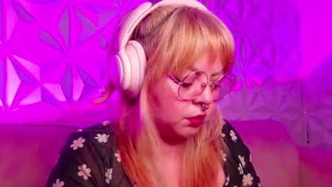 Snapshot of satyn_doll chatting on October 4, 11:25 pm Gina George online show from October 4, 11:25 pm