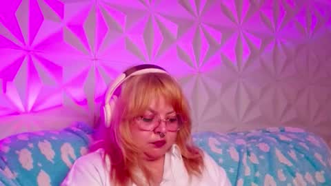 Snapshot of satyn_doll chatting on October 12, 2:10 am Gina George online show from October 12, 2:10 am