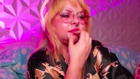 Snapshot of satyn_doll chatting on October 16, 12:00 am Gina George online show from October 16, 12:00 am