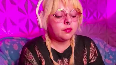 Snapshot of satyn_doll chatting on October 18, 12:13 am Gina George online show from October 18, 12:13 am