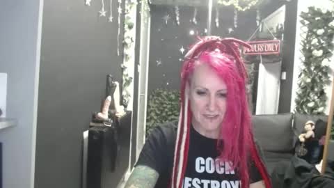 Snapshot of saucysky chatting on February 3, 9:47 am SaucySky online show from February 3, 9:47 am