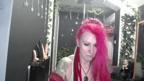 Snapshot of saucysky chatting on February 23, 10:01 am SaucySky online show from February 23, 10:01 am