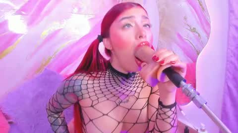 Snapshot of scarleett_jones chatting on May 27, 10:18 pm scarleett jones online show from May 27, 10:18 pm