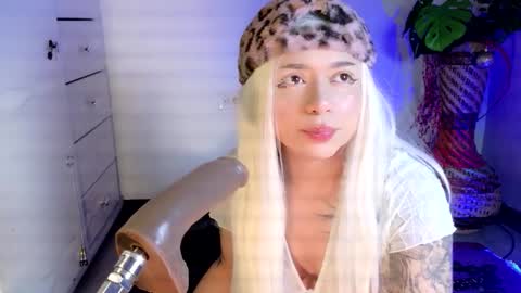 scarlet_gold online show from March 23, 1:42 am