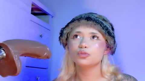 Snapshot of scarlet_gold chatting on April 21, 2:51 am scarlet_gold online show from April 21, 2:51 am