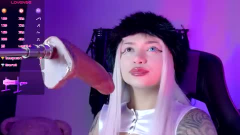 Snapshot of scarlet_gold chatting on June 19, 8:23 pm scarlet_gold online show from June 19, 8:23 pm