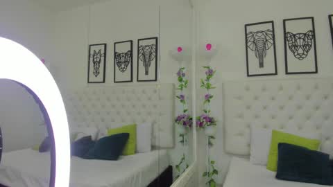 Snapshot of scarlet_stan22 chatting on December 17, 10:23 am Isa online show from December 17, 10:23 am