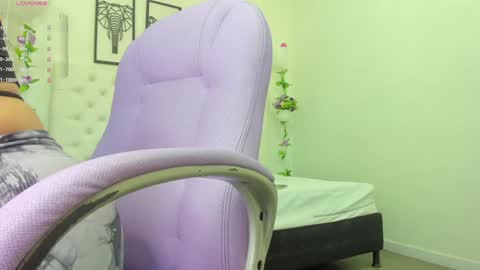 Snapshot of scarlet_stan22 chatting on January 7, 10:43 am Isa online show from January 7, 10:43 am