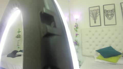 Snapshot of scarlet_stan22 chatting on January 18, 10:39 am Isa online show from January 18, 10:39 am