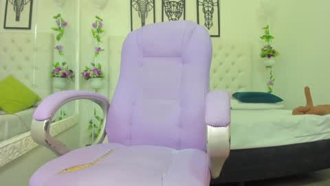 Snapshot of scarlet_stan22 chatting on January 21, 4:37 pm Isa online show from January 21, 4:37 pm