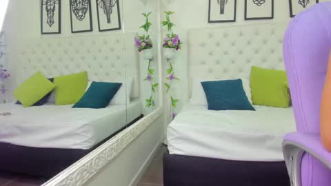 Snapshot of scarlet_stan22 chatting on March 8, 11:05 am Isa online show from March 8, 11:05 am