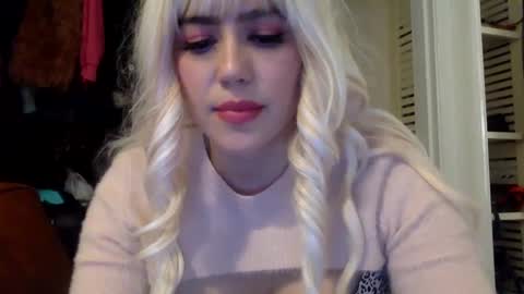 Snapshot of scarlet_whisper chatting on December 6, 6:26 am scarlet whisper online show from December 6, 6:26 am