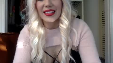 Snapshot of scarlet_whisper chatting on December 8, 11:19 pm scarlet whisper online show from December 8, 11:19 pm