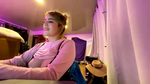 Snapshot of scarlet_whisper chatting on September 26, 10:47 pm scarlet whisper online show from September 26, 10:47 pm