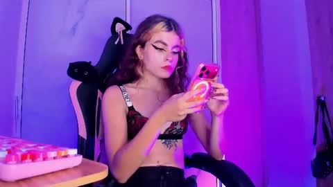 Snapshot of scarletblaze_ chatting on August 1, 12:21 am Scarlet online show from August 1, 12:21 am