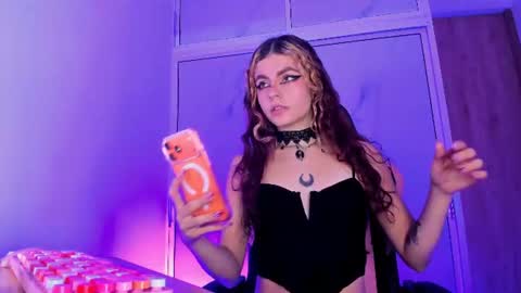 Snapshot of scarletblaze_ chatting on August 5, 3:31 am Scarlet online show from August 5, 3:31 am