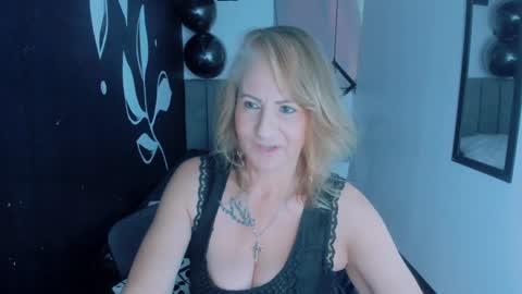 Snapshot of scarlethoot_ chatting on December 5, 6:11 pm S C A R L E T online show from December 5, 6:11 pm