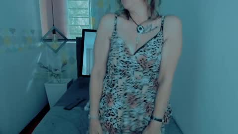 Snapshot of scarlethoot_ chatting on December 17, 3:17 pm S C A R L E T online show from December 17, 3:17 pm