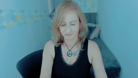 Snapshot of scarlethoot_ chatting on December 18, 12:32 am S C A R L E T online show from December 18, 12:32 am