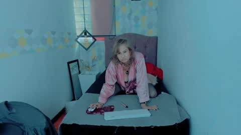 Snapshot of scarlethoot_ chatting on December 21, 4:03 pm S C A R L E T online show from December 21, 4:03 pm