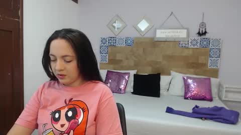 Snapshot of scarletlevis chatting on October 2, 10:33 am scarlet online show from October 2, 10:33 am