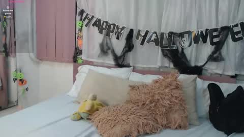 Snapshot of scarletlevis chatting on October 31, 11:11 am scarlet online show from October 31, 11:11 am