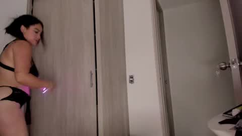 Snapshot of scarlett_diamond chatting on December 13, 12:42 am Scarlett Thumb up please help me 100 its important online show from December 13, 12:42 am