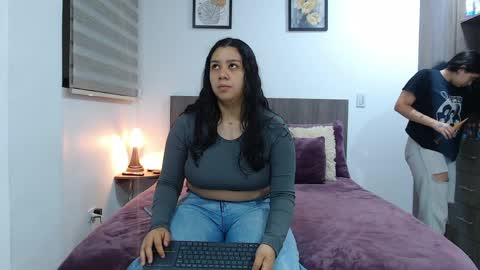 Snapshot of scarlett_evance chatting on March 31, 10:15 am Scarlett and Jazmin online show from March 31, 10:15 am