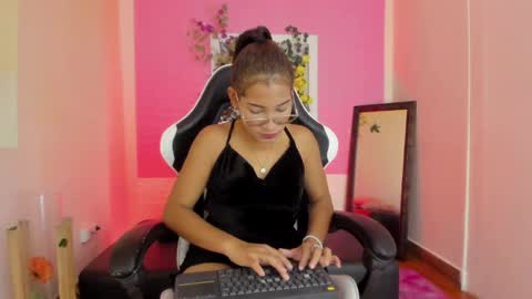 scarlett_lune online show from May 29, 8:18 pm