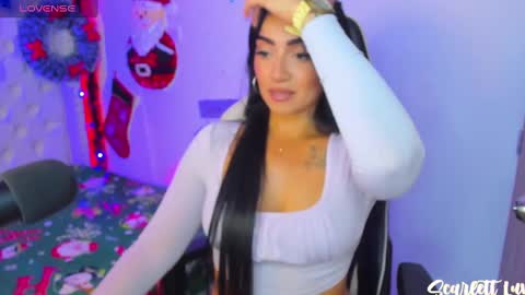 Snapshot of scarlett_luv chatting on December 19, 5:29 am Kim online show from December 19, 5:29 am