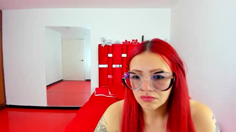 Snapshot of scarlett_red_11 chatting on April 24, 4:31 pm scarlett_red_11 online show from April 24, 4:31 pm