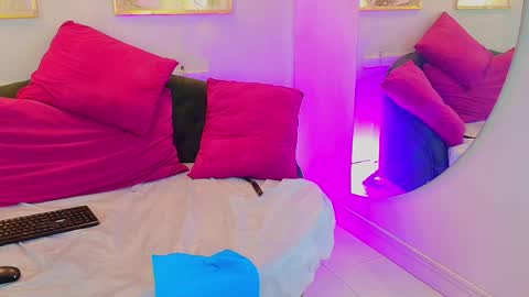 Snapshot of scarlette04 chatting on April 21, 2:51 am SCARLETTE online show from April 21, 2:51 am