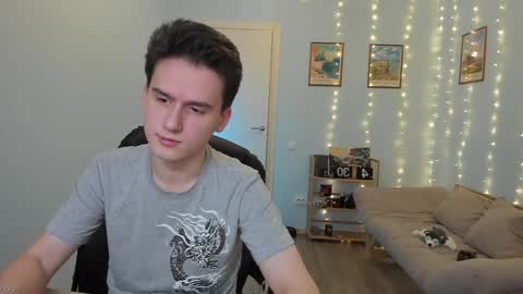 Snapshot of scooby_r chatting on December 25, 9:45 am Thomas brunette and Alex blond online show from December 25, 9:45 am