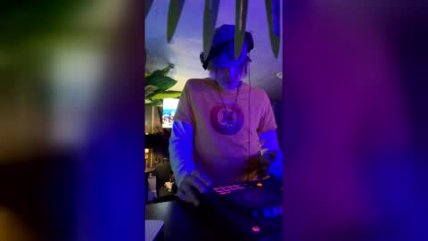 Snapshot of seanplushouse chatting on March 3, 2:28 am seanplushouse online show from March 3, 2:28 am