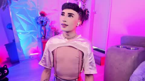     .  INDEPENDENT MODEL online show from March 4, 2:56 pm