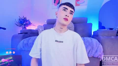     .  INDEPENDENT MODEL online show from April 18, 4:49 am