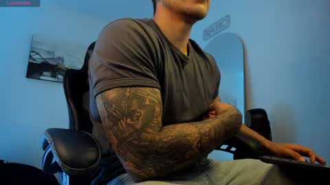 Snapshot of sebastianortizm chatting on January 17, 12:10 am Lucian Sinclair online show from January 17, 12:10 am