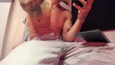 Snapshot of sebastianortizm chatting on February 9, 3:54 am Lucian Sinclair online show from February 9, 3:54 am