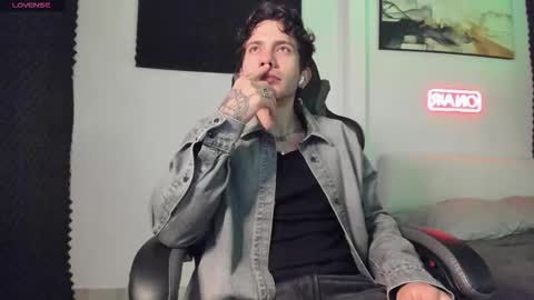 Snapshot of sebastianortizm chatting on February 15, 1:13 am Lucian Sinclair online show from February 15, 1:13 am