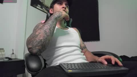 Snapshot of sebastianortizm chatting on February 25, 3:16 am Lucian Sinclair online show from February 25, 3:16 am