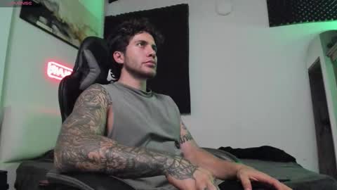 Snapshot of sebastianortizm chatting on February 26, 2:21 am Lucian Sinclair online show from February 26, 2:21 am