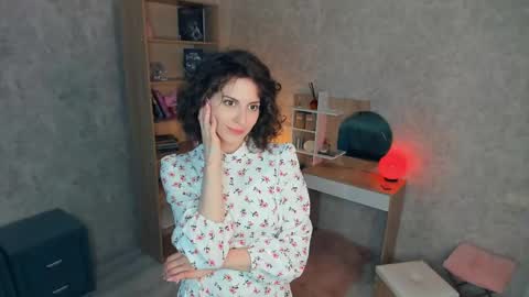 Snapshot of secret_des1res chatting on May 18, 7:36 am Mia online show from May 18, 7:36 am