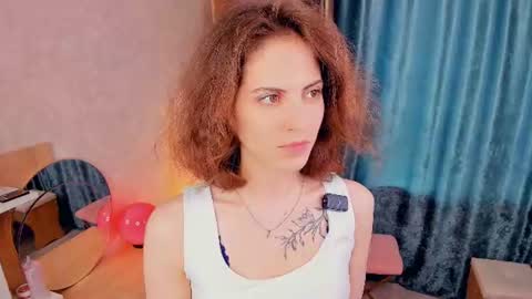 Snapshot of secret_des1res chatting on June 18, 5:41 am Mia online show from June 18, 5:41 am